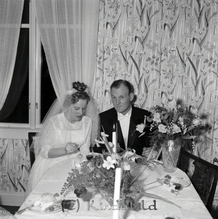 Brudparet Bertil Nilsson Kisa
raja 
Bertil Nilsson  
Grupporträtt brudpar

raja
Brudparet Marianne Björk och Bertuil Nilsson.
Bröllopsmiddag på Lilla Hotellet, Kisa. 
Källa: Gerd Pettersson


Nyckelord: Nilsson Kisa