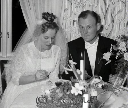 Brudparet Bertil Nilsson Kisa
raja 
Bertil Nilsson  
Grupporträtt brudpar

raja
Marianne Björk och Bertil Nilsson. 
Källa: Gerd Pettersson


Nyckelord: Nilsson Kisa