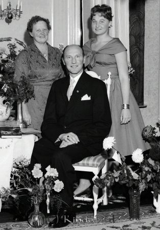 Gustav Markusson Verveln Kisa
raja 
Gustav Markusson  
Grupporträtt 50 årsfirande

Nyckelord: Markusson Verveln
