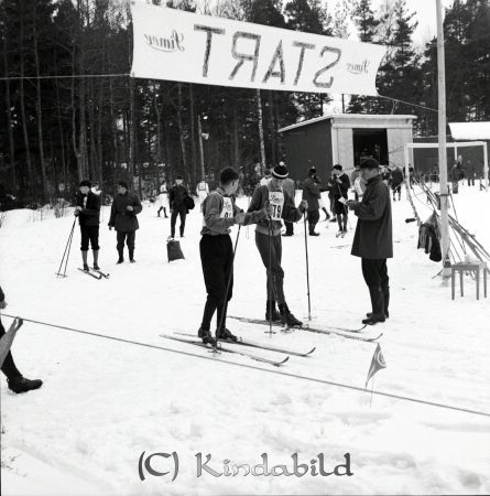 G.M. på skidor Kisa
raja 
G.M. på skidor Kisa
Grupporträtt skidåkare

raja
Götalandsmästerskapen på skidor. Start och mål på Olympia. 
Källa: Staffan Edstrand

Nyckelord: Skidor Kisa