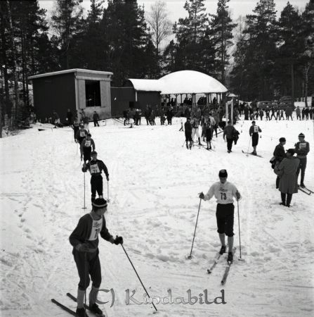 G.M. på skidor Kisa
raja 
G.M. på skidor Kisa
Grupporträtt skidåkare

raja
Notera den gamla dansbanan som flyttades från Garvarn´s trädgård till Olympia/ jc 
Källa: jerker carlsson 

Nyckelord: Skidor Kisa