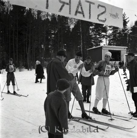 G.M. på skidor Kisa
raja 
G.M. på skidor Kisa
Grupporträtt skidåkare

raja
Förmodligen Lennart Nilsson, Kisa, närmast i bild. 
Källa: Staffan Edstrand


Nyckelord: Skidor Kisa