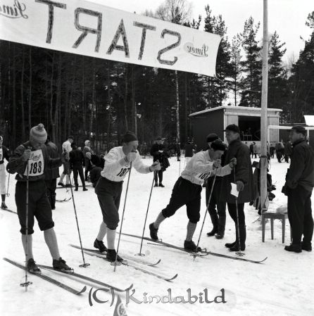 G.M. på skidor Kisa
raja 
G.M. på skidor Kisa
Grupporträtt skidåkare

Nyckelord: Skidor Kisa