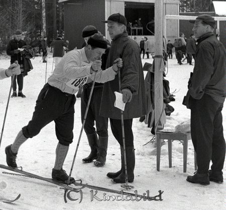 G.M. på skidor Kisa
raja 
G.M. på skidor Kisa
Grupporträtt skidåkare

raja
Den tävlande:Olle Sundberg. Till hr: Göran Djurstedt vice tävlingsledare/jc 
Källa: jerker carlsson 
Starter: Bertil Johansson


Nyckelord: Skidor Kisa