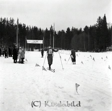 G.M. på skidor Kisa
raja 
G.M. på skidor Kisa
Grupporträtt skidåkare


Nyckelord: Skidor Kisa