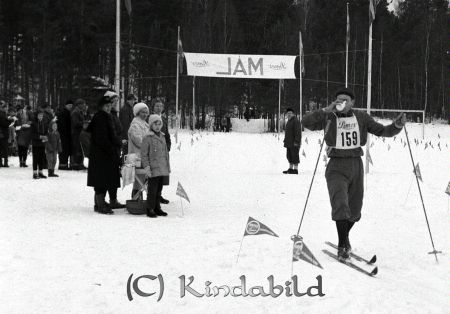 G.M. på skidor Kisa
raja 
G.M. på skidor Kisa
Grupporträtt skidåkare


Nyckelord: Skidor Kisa