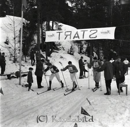 G.M. på skidor Kisa
raja 
G.M. på skidor Kisa
Grupporträtt skidåkare

Nyckelord: Skidor Kisa