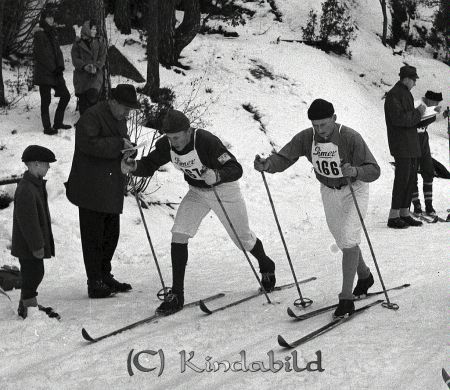 G.M. på skidor Kisa
raja 
G.M. på skidor Kisa
Grupporträtt skidåkare

raja
nr 166: Lennart " Räven" Karlsson. Tävlande för Kisa Skidklubb. Speciellt duktig skidåkare i " töföre.Bördig från Stubbetorp, Rothult/ jc 
Källa: jerker carlsson 

Nyckelord: Skidor Kisa