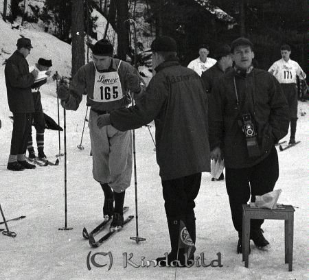 G.M. på skidor Kisa
raja 
G.M. på skidor Kisa
Grupporträtt skidåkare

raja
Längst till vr: Inge Ansterus, till hr: Göran Djurstedt 
Källa: jerker carlsson 


Nyckelord: Skidor Kisa