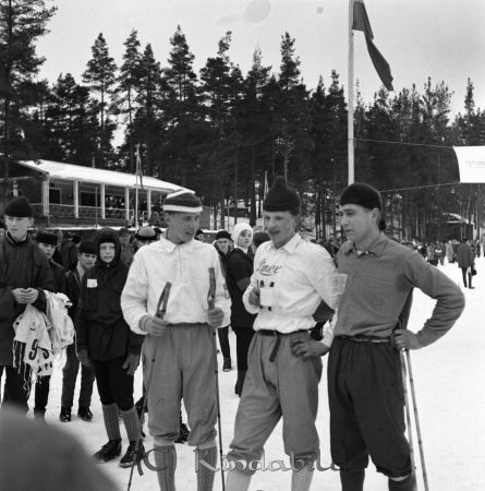 G.M. på skidor Kisa
raja 
G.M. på skidor Kisa
Grupporträtt skidåkare

raja
Bjarne Andersson, Ödeshög och Mora i mitten. 
Källa: Staffan Edstrand

raja
Nummerlappsmottagare: Veine " Bulla" Johansson.
De tävlande: Jan Olof Berg Frödinge/ Brantestad IF, Bjarne Andersson Ödeshögs SK och William Sturesson Misterhult AIS.
Bjarne vinnare, samma år blev han SM vinnare för juniorer. 
Källa: jerker carlsson 



Nyckelord: Skidor Kisa