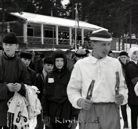 G.M. på skidor Kisa
raja 
G.M. på skidor Kisa
Grupporträtt skidåkare

raja
Weine Johansson, Kisahus D, med nummerlappar ? 
Källa: Staffan Edstrand


Nyckelord: Skidor Kisa