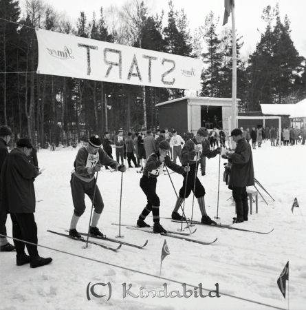 G.M. på skidor Kisa
raja 
G.M. på skidor Kisa
Grupporträtt skidåkare

Nyckelord: Skidor Kisa