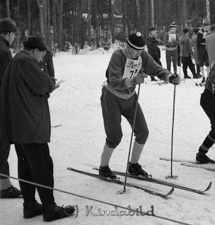 G.M. på skidor Kisa
raja 
G.M. på skidor Kisa
Grupporträtt skidåkare


Nyckelord: Skidor Kisa