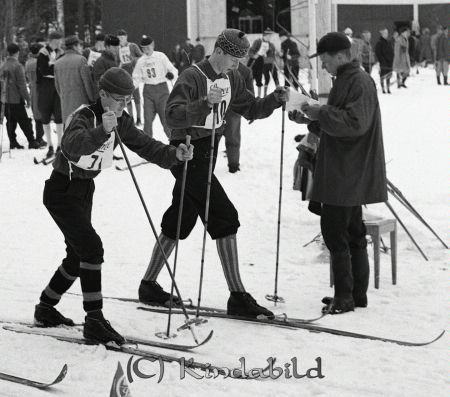 G.M. på skidor Kisa
raja 
G.M. på skidor Kisa
Grupporträtt skidåkare

raja
Till vr: Rune Samuelsson Tidersrum IK 
Källa: jerker carlsson 

Nyckelord: Skidor Kisa