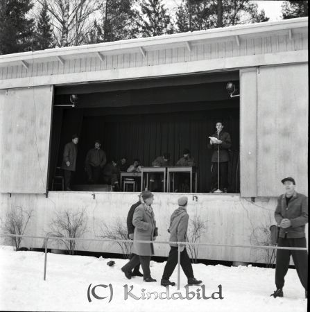G.M. på skidor Kisa
raja 
Götalandsmästerskapen (G.M.) på skidor i Kisa. 
Grupporträtt  

raja
Magnusson på Järn & Redskap till höger ? 
Källa: Staffan Edstrand

raja
Sven Magnusson, ja!
Yngve Karlsson från Ödeshög var speaker 
Källa: jerker carlsson 


Nyckelord: Skidor Kisa
