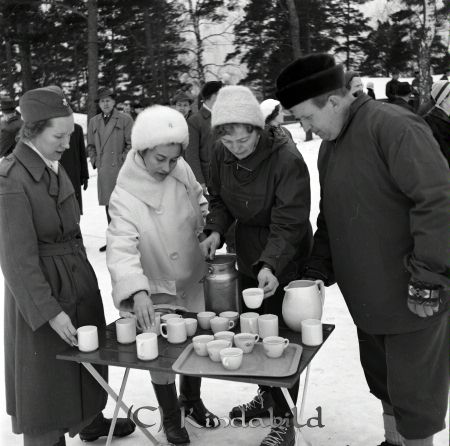 G.M. på skidor Kisa
raja 
G.M. på skidor Kisa
Grupporträtt  

raja
Kisa Lottakår svarade för varm dryck
fr vr: ?, Vivan Gustavsson, Anna Pettersson och KG Svartz 
Källa: jerker carlsson 

raja
Längst till vänster Britt Linde gift med Knut 
Källa: Axel Carlsson
Nyckelord: Skidor Kisa