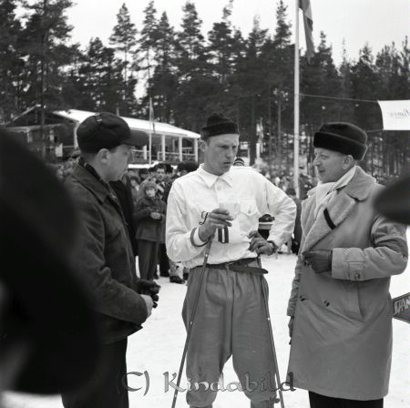 G.M. på skidor Kisa
raja 
G.M. på skidor Kisa
Grupporträtt skidåkare

raja
Fr vr: ? var Sv skidförbundets tävlingskontrollant, Yngve Wigert Degerön Godegårds SK ( seniorsegrare) och Arne Carlsson ( tävlingsledare) 
Källa: jerker carlsson 

Nyckelord: Skidor Kisa