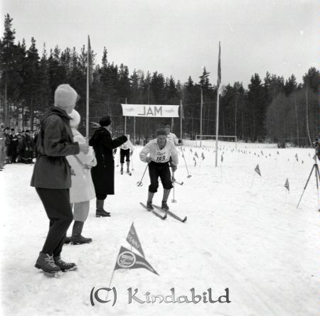 G.M. på skidor Kisa
raja 
G.M. på skidor Kisa
Grupporträtt skidåkare

Nyckelord: Skidor Kisa