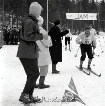 G.M. på skidor Kisa
raja 
G.M. på skidor Kisa
Grupporträtt skidåkare

Nyckelord: Skidor Kisa