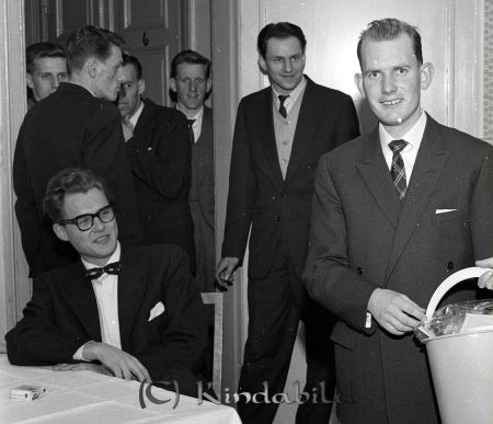 H.u.f.s. Årsfest Kisa Hotell
raja 
H.u.f.s. Årsfest  
Grupporträtt  

raja
till höger: Bengt " Giggi" Larsson 
Källa: jerker carlsson 

Nyckelord: H.u.f.s. Kisa