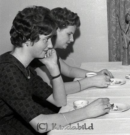 H.u.f.s. Årsfest Kisa Hotell
raja 
H.u.f.s. Årsfest  
Grupporträtt  

raja
Vid väggen Karin Eriksson, Millingetorp? 
Källa: bema

raja
Katarina Andersson och Karin Eriksson
Källa: Studiegruppen hembygdsgården 

Nyckelord: H.u.f.s. Kisa