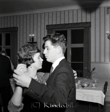 H.u.f.s. Årsfest Kisa Hotell
raja 
H.u.f.s. Årsfest  
Grupporträtt  

raja
Roland Samuelsson Kopperarp (1938-2002) 
Källa: Gerd Pettersson

Nyckelord: H.u.f.s. Kisa