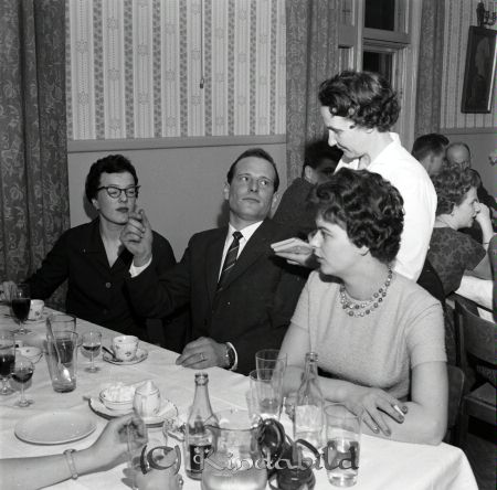 H.u.f.s. Årsfest Kisa Hotell
raja 
H.u.f.s. Årsfest  
Grupporträtt  

raja
Fr vänster Ulla Forsén, Lars Persson och Inger Nilsson. Fru Erlin serverar.
Källa: Studiegruppen hembygdsgården 
Nyckelord: H.u.f.s. Kisa