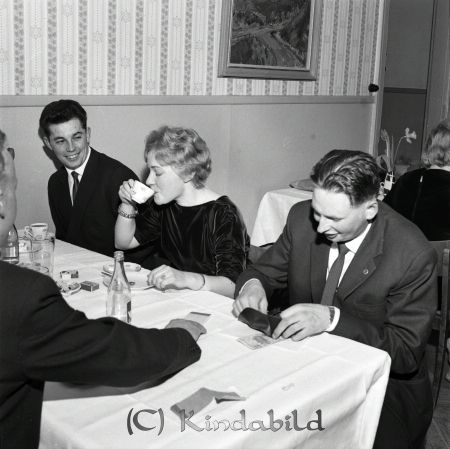 H.u.f.s. Årsfest Kisa Hotell
raja 
H.u.f.s. Årsfest  
Grupporträtt  

raja
Till vänster Roland Samuelsson, Kopperarp 
Källa: Gerd Pettersson

raja
Till höger Svante Andersson. 
Källa: Staffan Edstrand


Nyckelord: H.u.f.s. Kisa