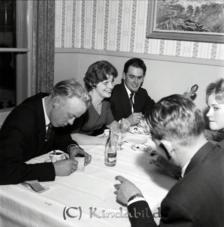 H.u.f.s. Årsfest Kisa Hotell
raja 
H.u.f.s. Årsfest  
Grupporträtt  

raja
Från vänster Uno Samuelsson, Linneberg och Inger och Ingvar Samuelsson, Örnsvik. 
Källa: Gerd Pettersson

Nyckelord: H.u.f.s. Kisa