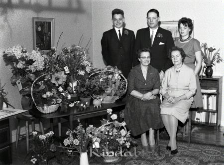 Lantbrukare Nystèn Prästgården Västra Eneby Kisa
raja 
Nystèn Prästgården Västra Eneby 
Grupporträtt 50 årsfirande

Nyckelord: Nystèn Västra Eneby