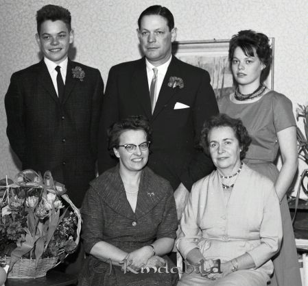 Lantbrukare Nystèn Prästgården Västra Eneby Kisa
raja 
Nystèn Prästgården Västra Eneby 
Grupporträtt 50 årsfirande

raja
Karl Nysten 50 år. Bakre rad. Lars-ola Nysten,  Karl Nysten , Kristina Nysten. Främre rad. Karin Nysten, Margit Lexander kusin med Karin. 
Källa: nysten
Nyckelord: Nystèn Västra Eneby