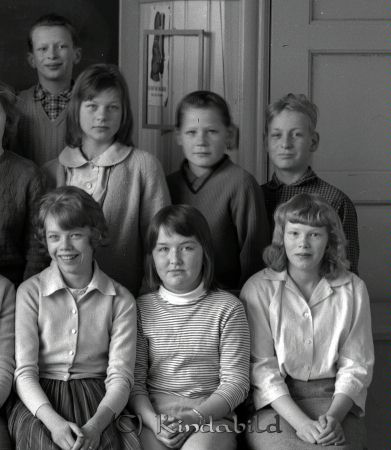 Klass 6 B Kisa Skola Magister N Söreskog
raja 
Klass 6 B Kisa Skola  
Grupporträtt skolfoto

raja
�?verst till vänster Bo Andersson Misterfall, 2:a raden till höger Sune Johansson Skänninge Vimantorp. 
Källa: Gerd Pettersson 

Nyckelord: Söreskog Kisa