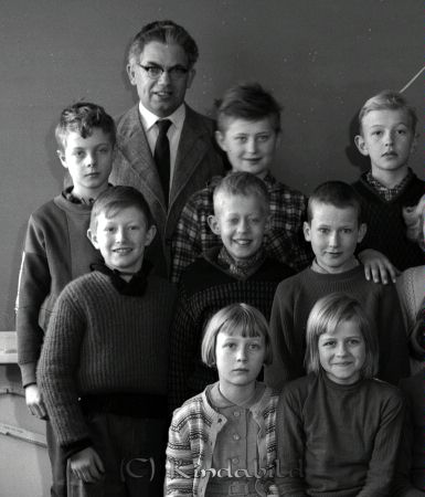 Klass 4 B Kisa Skola Nils Tinnervall
raja 
Klass 4 B Kisa Skola  
Grupporträtt skolfoto


Nyckelord: Tinnervall Kisa