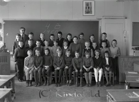 Klass 4 B Kisa Skola Nils Tinnervall
raja 
Klass 4 B Kisa Skola  
Grupporträtt skolfoto


Nyckelord: Tinnervall Kisa
