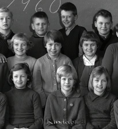 Klass 4 B Kisa Skola Nils Tinnervall
raja 
Klass 4 B Kisa Skola  
Grupporträtt skolfoto

raja
Hans Pettersson, Per-Arna Waldau,Weine Eriksson, Per-Anders Karlsson,
Ingela Lind, Silvia Aust, Christina Nilsson,
Gunilla Svensson, Birgitta Svensson, Eva Pettersson 
Källa: Christina Rofors

Nyckelord: Tinnervall Kisa