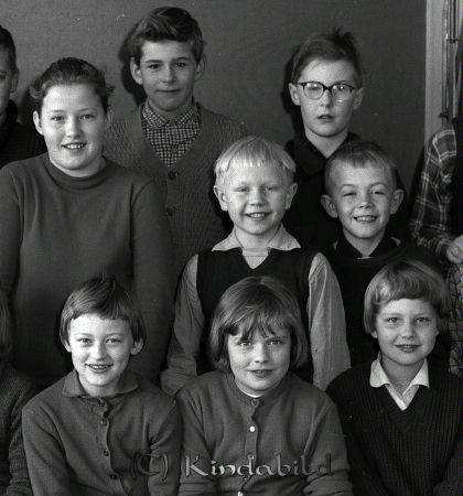 Klass 4 B Kisa Skola Nils Tinnervall
raja 
Klass 4 B Kisa Skola  
Grupporträtt skolfoto

raja
Längst fram till vänster Kerstin Brorsson. 
Källa: Gerd Pettersson

raja
Åke Edelborg,Arne Sandström,
Margareta Jonsson, Sven-Inge Andersson, Per Eklund,
Kerstin Brorsson, Inga-Lill Andersson, Katarina Tollemark 
Källa: Christina Rofors


Nyckelord: Tinnervall Kisa