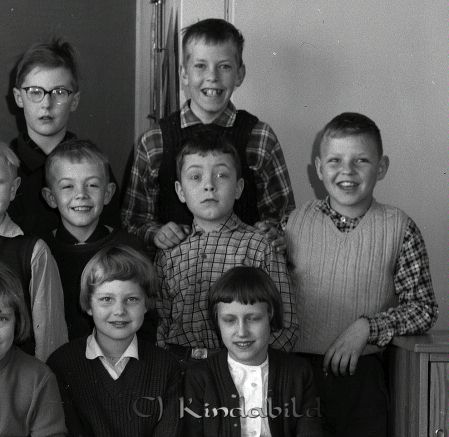 Klass 4 B Kisa Skola Nils Tinnervall
raja 
Klass 4 B Kisa Skola  
Grupporträtt skolfoto

raja
Längst bak till höger Sture Kristoffersson 
Källa: Gerd Pettersson

Nyckelord: Tinnervall Kisa