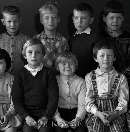 Klass 1 A Kisa Skola Fröken Inga Lundin
raja 
Klass 4 B Kisa Skola  
Grupporträtt skolfoto


Nyckelord: Lundin Kisa