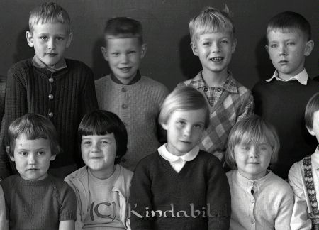 Klass 1 A Kisa Skola Fröken Inga Lundin
raja 
Klass 4 B Kisa Skola  
Grupporträtt skolfoto

Nyckelord: Lundin Kisa