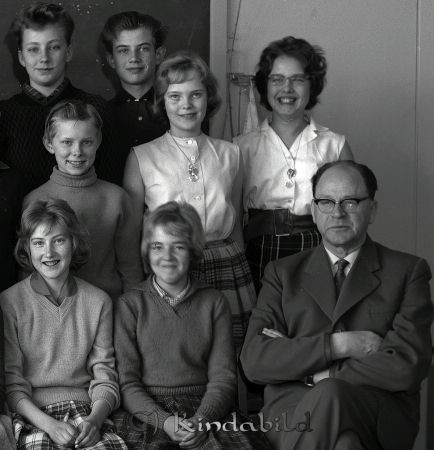 Klass 7 A Kisa Skola Sandeck
raja 
Klass 7 A Kisa Skola 
Grupporträtt skolfoto

raja
Till vänster om läraren Sylvia Karlsson. 
Källa: Gerd Pettersson

raja
Mellanraden till höger Birgitta Cassel, syster till Anita Cassel-A
Källa: Studiegruppen hembygdsgården  



Nyckelord: Sandeck Kisa