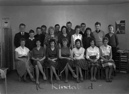 Handelskolan Kisa-Hus
raja 
Handelskolan Kisa-Hus
Grupporträtt skolfoto

raja
Främre raden f.v Lisbeth nn,Barbro Arvidsson, Ann-Marie Johansson, Birgitta Roxström, Birgitta Johansson, Ulla Andersson, Gun-Britt Svensson.
Mittenraden f.v Pär Kronström, Jens-Åke Andersson, Monika Pettersson, Lilly Karlsson, Gunilla Elvin, Rosira Roos, Rune Nygren, Jan-Olof Johansson.
Bakre raden Göran Nylander, Karl Andersson, Lennart Hult, Göte Johansson, Hans Öndahl.
Källa. Pär Kronström 

Nyckelord: Handelskolan Kisa-Hus