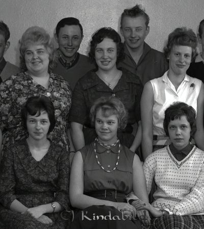 Handelskolan Kisa-Hus
raja 
Handelskolan Kisa-Hus
Grupporträtt skolfoto

raja
Andra raden i mitten Lilly Karlsson och till vänster Gunilla Elvin. 
Källa: Gerd Pettersson 

raja
Andra raden från vänster till höger: Monica Pettersson, Lillie Carlsson, Gunilla Elvin 
Källa: Birgitta Petersson


Nyckelord: Handelskolan Kisa-Hus