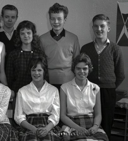 Handelskolan Kisa-Hus
raja 
Handelskolan Kisa-Hus
Grupporträtt skolfoto

raja
Längst fram till höger Gun-Britt Svensson, Kisahus A. 
Källa: Gerd Pettersson

raja
Bakre raden f.v Hans �?ndahl, Rosita Roos, Rune Nygren,Jan-Olof Johansson.
Främre raden f.v Ulla Andersson, Gun-Britt Svensson
Källa Pär Kronström 

raja
Jan-Olof Nilsson, inte Johansson! 
Källa: aronne

Nyckelord: Handelskolan Kisa-Hus