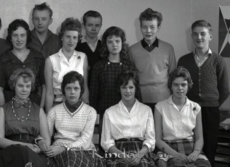 Handelskolan Kisa-Hus
raja 
Handelskolan Kisa-Hus
Grupporträtt skolfoto

raja
Längst fr till höger Gun-Britt Svensson. 
Källa: Gerd Pettersson

raja
Längst fr till väntsre Birgitta Roxström.
Källa: Staffan Edstrand

raja
Andra raden fr.v. Lillie Carlsson 0ch Gunilla Elwin 
Källa: Birgitta Petersson 

raja
Bakre raden frv. Göte Johansson, Hans ?ndahl, Rune Nygren, Jan-Olof Jonahsson
melleanraden frv. Lilly Carlsson, Gunilla Elvin, Rosita Roos.
Främre raden frv. Birgitta Roxström, Birgitta Johansson, Ulla Andersson, Gun-Britt Svensson
källla Pär Kronström  



Nyckelord: Handelskolan Kisa-Hus