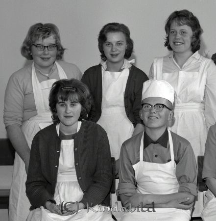 Skolköksgrupp Kisa Skola
raja 
Skolköksgrupp Kisa Skola
Grupporträtt skolfoto

raja
Till vänster Kristina Gustavsson gift Borg. 
Källa: Gerd Pettersson

Nyckelord: Skolköksgrupp Kisa