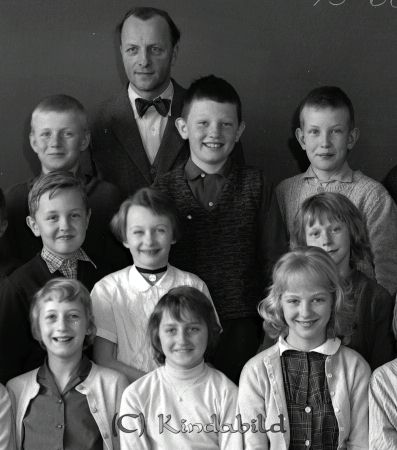 Klass 4 A Kisa Skola Magister Lennart Malmqivst
raja 
Klass 4 A Kisa Skola  
Grupporträtt skolfoto

raja
Översta raden: Börje Jonsson, Lars Karlsson, Bo Carlsson. Andra raden: Åke Nilsson, Berit Karlsson, ? Nilsson. Tredje raden: Marie-Louise Germundsson, Ulla Håkansson, Ingegerd Ekberg 
Källa: careng

raja
? i andra raden är Marita. 
Källa: careng




Nyckelord: Malmqvist Kisa