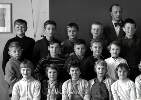Klass 4 A Kisa Skola Magister Lennart Malmqivst
raja 
Klass 4 A Kisa Skola  
Grupporträtt skolfoto


Nyckelord: Malmqvist Kisa