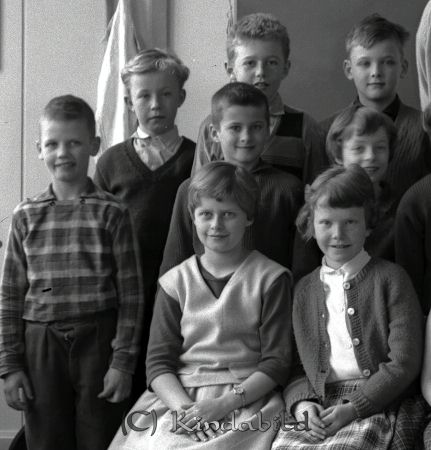 Klass 3 B Kisa Skola Fröken Normell
raja 
Klass 3 B Kisa Skola  
Grupporträtt skolfoto

Nyckelord: Normell Kisa
