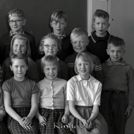 Klass 3 B Kisa Skola Fröken Normell
raja 
Klass 3 B Kisa Skola  
Grupporträtt skolfoto

Nyckelord: Normell Kisa
