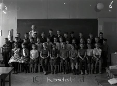 Klass 3 B Kisa Skola Fröken Normell
raja 
Klass 3 B Kisa Skola  
Grupporträtt skolfoto


Nyckelord: Normell Kisa